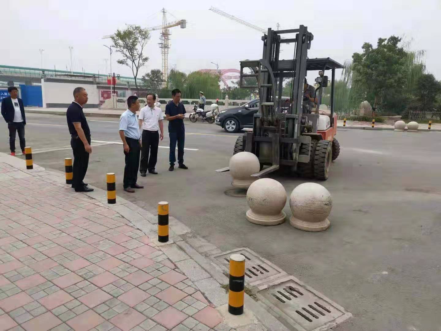 為向新中國(guó)成立七十周年獻(xiàn)禮，市城建集團(tuán)攻堅(jiān)克難，實(shí)現(xiàn)了北門(mén)棚改區(qū)域民生路10月1日零時(shí)順利通車(chē)。國(guó)慶假期，市城建集團(tuán)堅(jiān)持做好一線工作，在與交警部門(mén)共同做好民生路通車(chē)保障工作外，抓細(xì)節(jié)，抓落實(shí)，確保其他各項(xiàng)工作有序推進(jìn)。.jpg